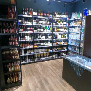 Небольшой алкогольный магазин  